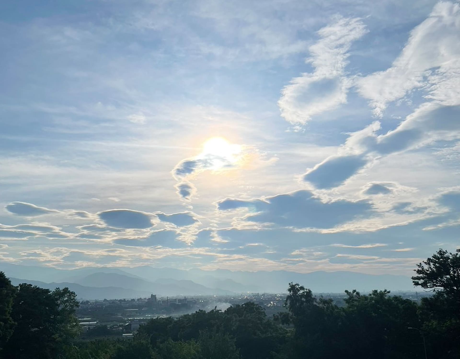 本来の自分に目醒めて、魂の光で生きる人生へ──はじめまして。光サロンゆり音です。